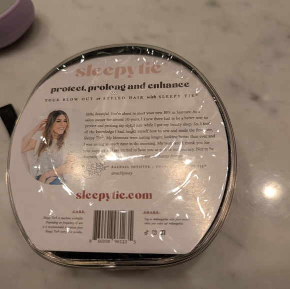 Sleepy Tie Heatless Curls Bedtime Scrunchie - Picture 2 of 3